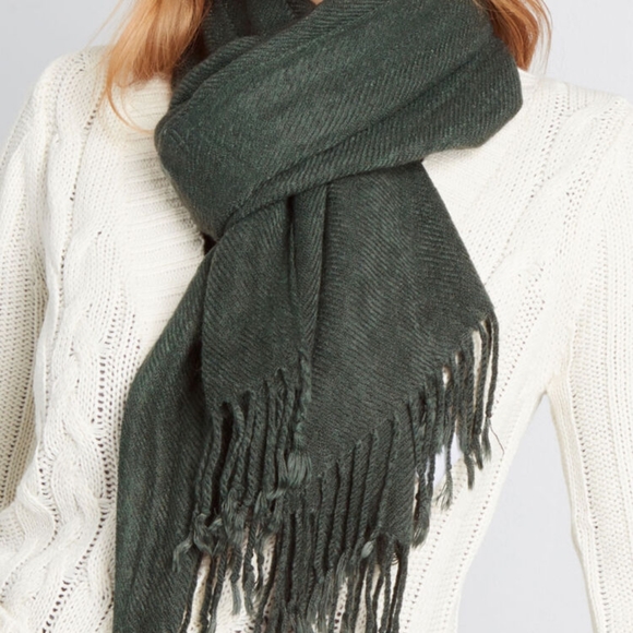 🆕🎁 Modcloth Under Cover Of Warmth Fringe Scarf - Picture 2 of 4